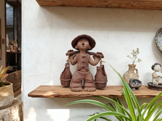 手工陶泥人物擺放於玄關層板上，營造溫暖居家裝飾氛圍