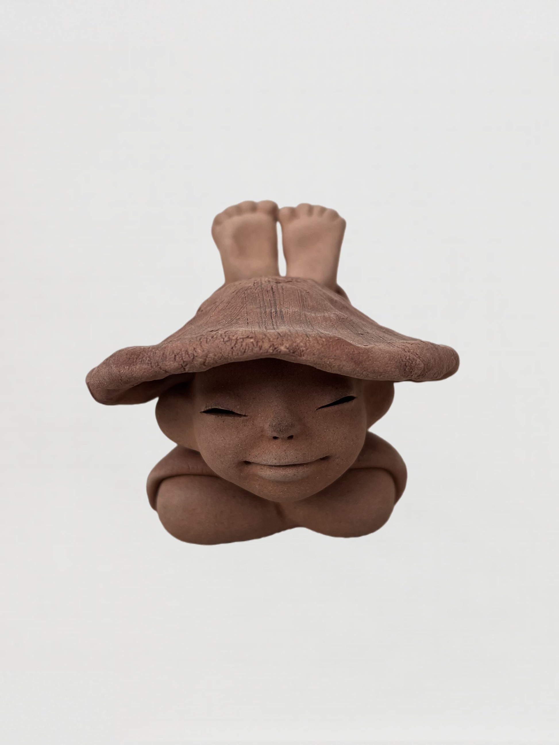 Handmade clay figurine – 草帽趴地童