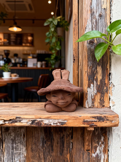 Handmade clay figurine – 草帽趴地童